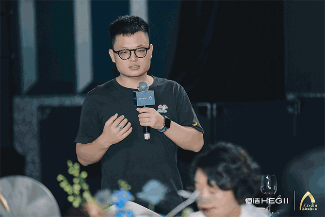 9、GIF：设计师分享照.gif