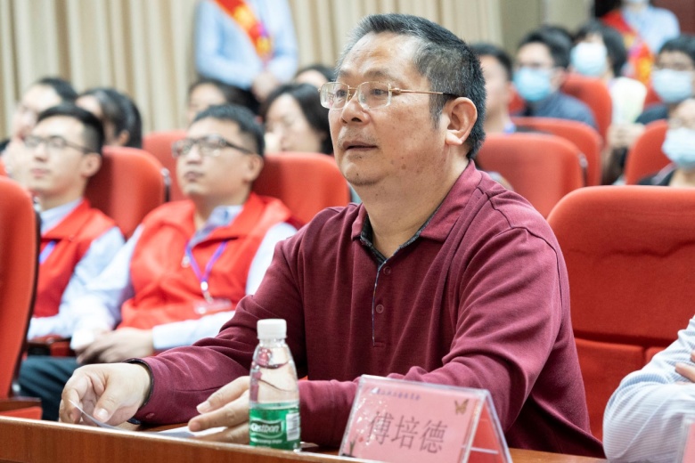 图片包含 人, 桌子, 男人, 人们描述已自动生成
