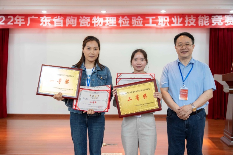 图片包含 站, 人, 室内, 标志描述已自动生成