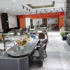 板匠广东板匠新型材料有限公司是一家专业研制开发、生产、销售、贸易及整合配套为一体的大型集团企业，产业涉及房地产、市政大型项目、家具制造配套、家居零售与出口等领域。