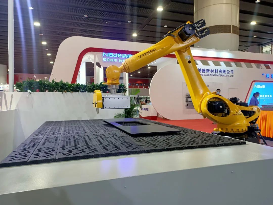 在慧谷科技展出的多款产品中,全自动悬臂切割机和水刀切割一体机器人